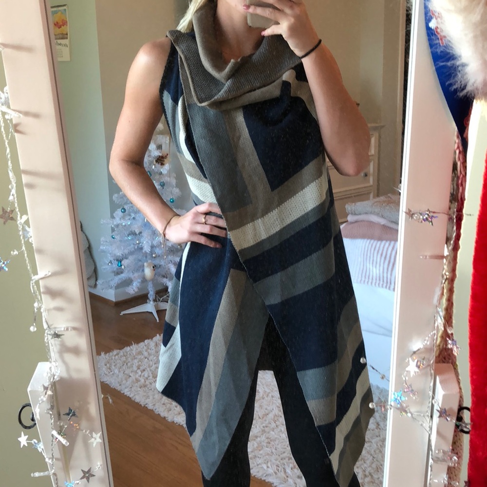 Sleeveless poncho sweater